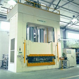 1000-tons-SMC-press-working-in-CF-Maier-German-invest